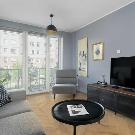 Elegant In For Remote Work With Parking And Balcony By Renters